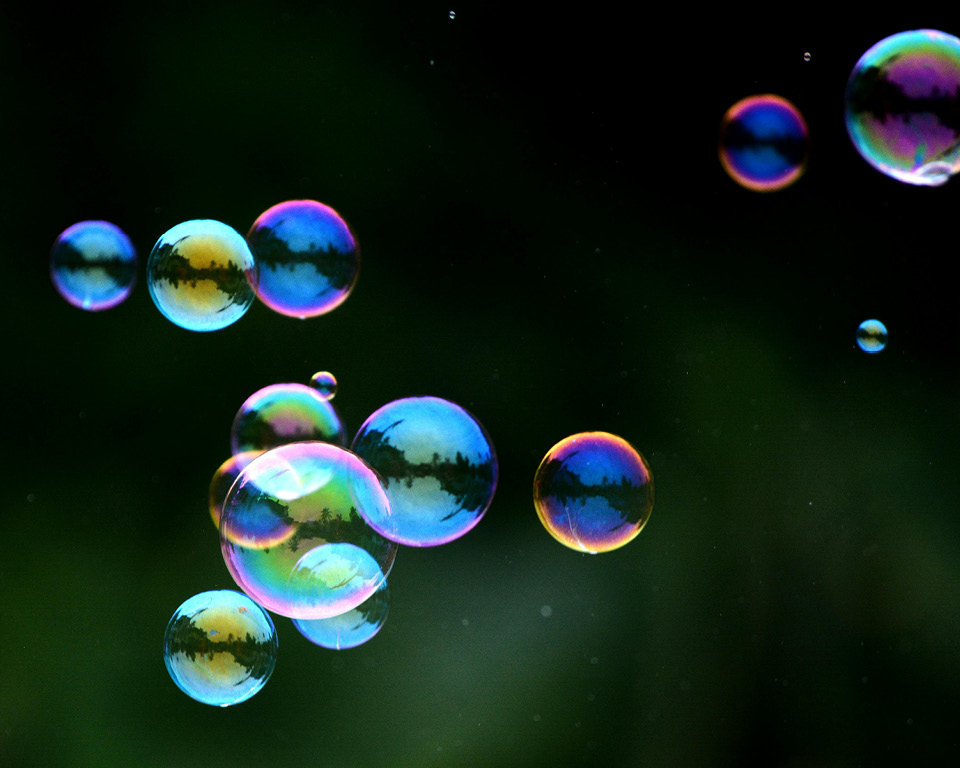 Såpbubblor som flyger i luften.